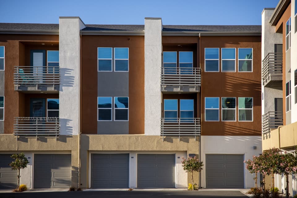 Fachada de un edificio residencial moderno con balcones.